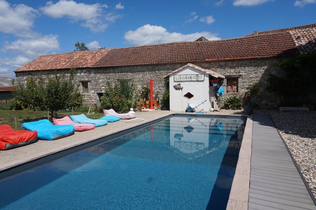 Au Bonheur D'Alphonse Bed & Breakfast Lusignan-Petit ภายนอก รูปภาพ