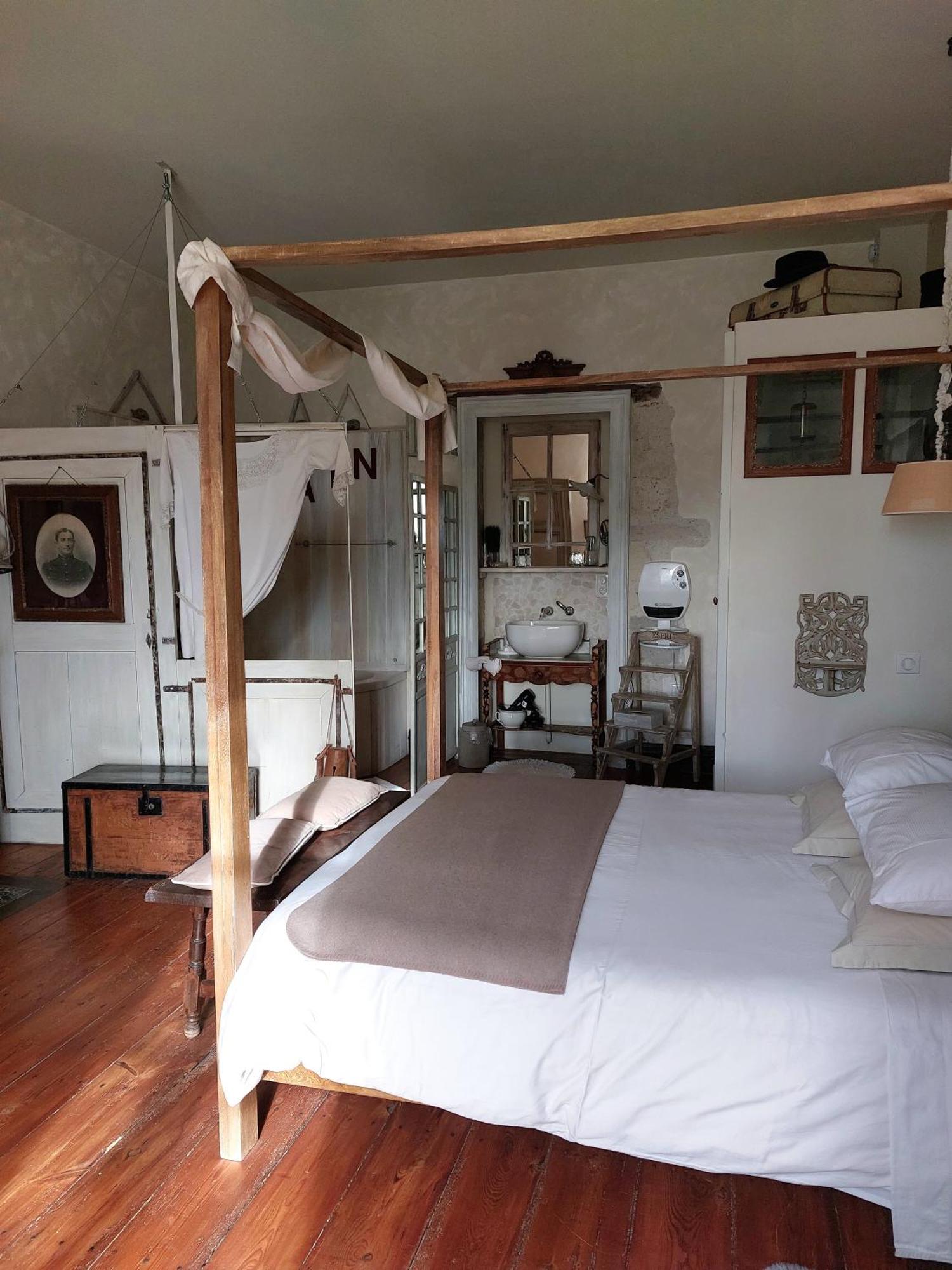 Au Bonheur D'Alphonse Bed & Breakfast Lusignan-Petit ภายนอก รูปภาพ